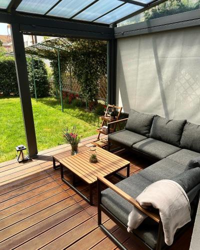 eine Terrasse mit einem Sofa und einem Tisch auf einer Terrasse in der Unterkunft Kuća Aurora in Rovinj