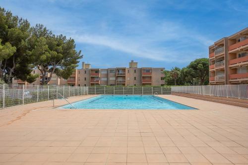 une piscine vide en face d'un bâtiment dans l'établissement Les Rives de la Favière, à Bormes-les-Mimosas