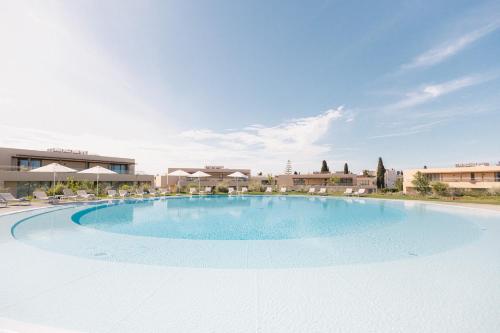 uma grande piscina no meio de um resort em White Shell Beach Villas em Porches