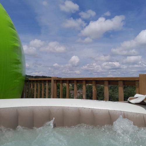 a pool of water with a green inflatable object at Bolhas da Montanha in Ribas