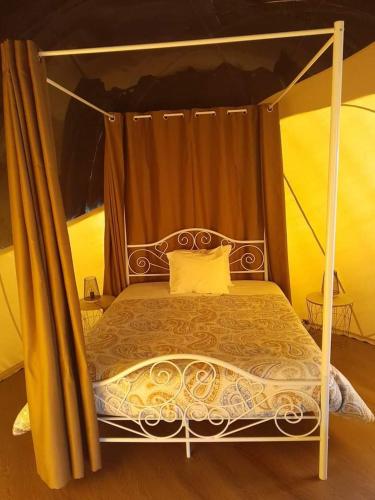a bedroom with a bed with a canopy at Bolhas da Montanha in Ribas