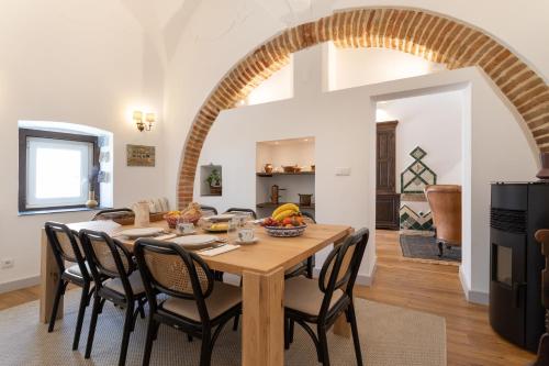 een keuken en eetkamer met een tafel en stoelen bij Casa Cordovil in Évora