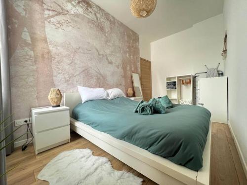 マンステールにあるAu petit Bretzelのベッドルーム1室(大型ベッド1台、緑の毛布付)
