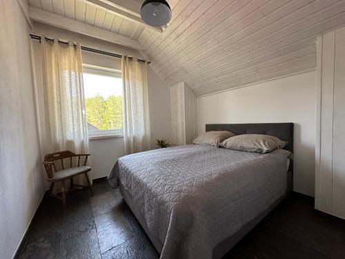 a bedroom with a bed and a window at Jerutki Mazury dom MasuriaMiracle nad jeziorem z sauną in Świętajno