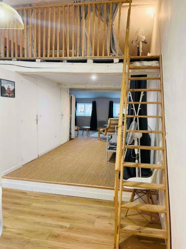 a room with a loft bed and a desk at LOFT COSY - CENTRE HISTORIQUE climatisé in Revel