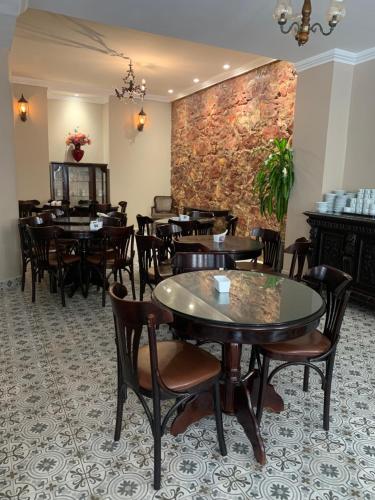 um restaurante com mesas e cadeiras e uma parede de tijolos em Seringal Hotel em Manaus