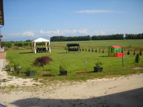 a field with a gazebo and a picnic table at Agriturismo Campi Di Grano in Roncade