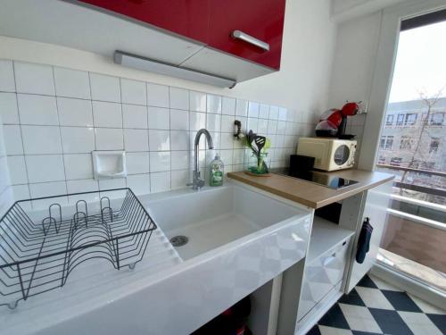 cocina blanca con fregadero y microondas en Proche tram A: 3 personnes, balcon, wifi gratuit, en Grenoble