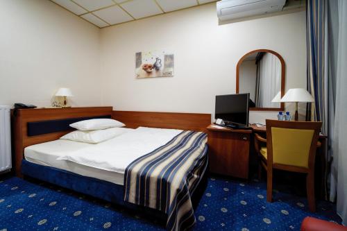 Letto o letti in una camera di SkyHotelGwarna