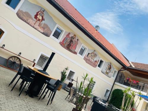 a house with a table and chairs in front of it at Motel Maria in Steyr