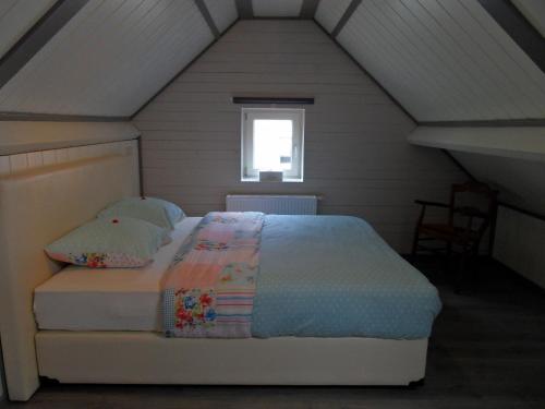 B&B 'Het Logiement في Sint-Maria-Lierde: غرفة نوم بسرير في العلية