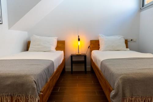 2 camas en una habitación con una lámpara en una mesa en 4 Bed Residential Palm Beach Fuengirola C1 en Fuengirola
