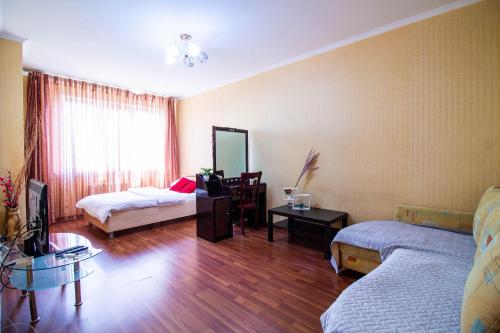 uma sala de estar com duas camas e uma mesa em AB Apart Business 1b50 em Astana