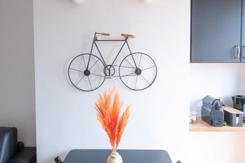 - un vélo suspendu au mur dans le salon dans l'établissement Paris Bercy - Charming Apartment 2 rooms, à Paris