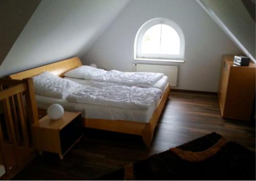 1 dormitorio con 2 camas y ventana en Fehmarn-OstseeferienSeeblick204, en Fehmarn