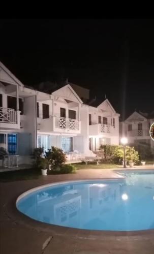 Villa con piscina por la noche en Front Seaview Villa At Flic En Flac en Palmyre