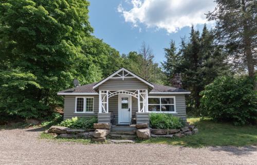 a small house with a gravel driveway at Bonnie View Inn in Haliburton