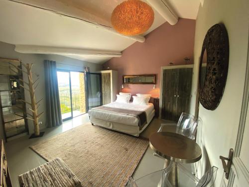 Hôtel La Maison de Crillonにあるベッド