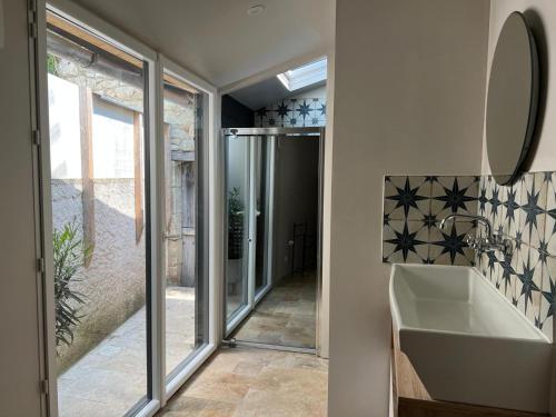 La salle de bains est pourvue d'une baignoire et d'un miroir. dans l'établissement L'Annexe du Moulin, à Noyers-sur-Cher