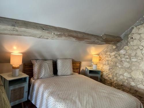 une chambre avec un lit et deux tables de nuit avec lampes dans l'établissement L'Annexe du Moulin, à Noyers-sur-Cher