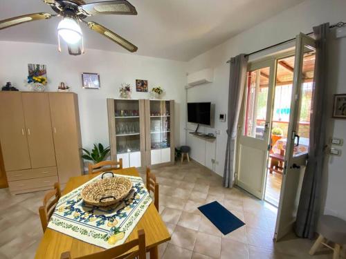 une salle à manger avec une table et une télévision dans l'établissement Casa Vacanze Villino Nando, à Palerme