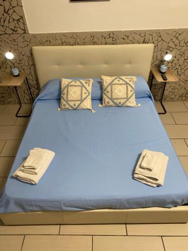 ナポリにあるCasa Rosettaのベッド(青いシーツ、枕付)