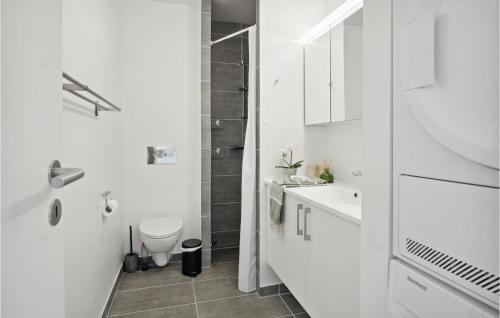 uma casa de banho branca com um WC e um lavatório em Havnehusene, Lejl, 29 em Slagelse