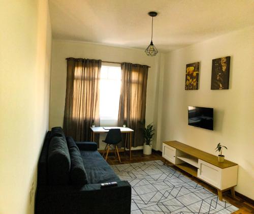 un salon avec un canapé et une table dans l'établissement Apto central, com vista deslumbrante!, à Curitiba