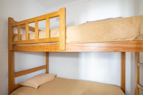 a bunk bed in a room with a bunk bed in a room at Apartamentos Pátio Victória by Umbral in Vila Nova de Milfontes