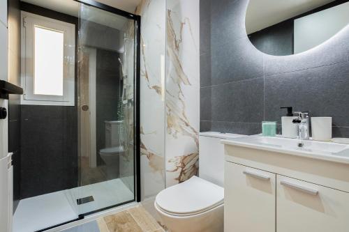 y baño con ducha, aseo y lavamanos. en GENESIS APARTMENT IN MADRID, en Madrid
