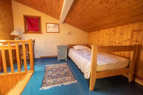 una camera con 2 letti a castello in una cabina di Chalet Les 3 Chênes a Xonrupt-Longemer
