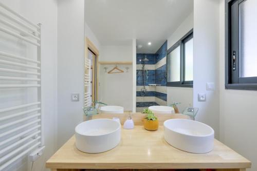 ein Badezimmer mit zwei Waschbecken und zwei Spiegeln in der Unterkunft PAUSE NATURE. Maison Ananda à 14 kms de Toulouse avec parking privatif in Lapeyrouse-Fossat