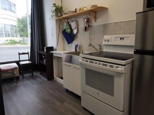 uma cozinha com um fogão e um lavatório em Cozy Private Rm Heart of North York Free Parking Full Kitchen Close to Downtown em Toronto