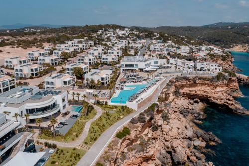 7Pines Resort Ibiza, part of Destination by Hyatt في سان خوسيه: اطلالة جوية لمنتجع بجانب المحيط
