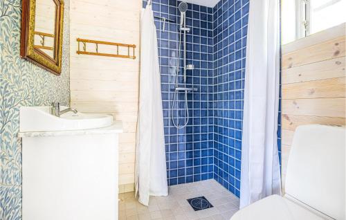 een badkamer met een douche, een toilet en een wastafel bij Cozy Apartment In Karlskrona With Wifi in Karlskrona