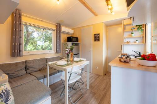 Χώρος καθιστικού στο L Arbousier, mobil-home vue dégagée sur la mer