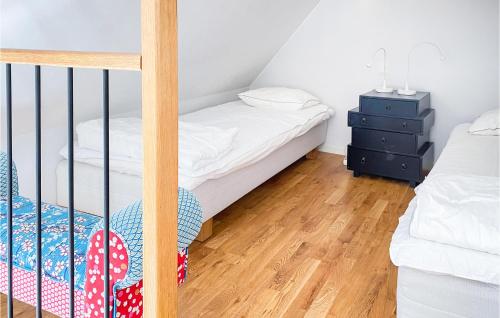 Postel nebo postele na pokoji v ubytování 3 Bedroom Cozy Apartment In Visby