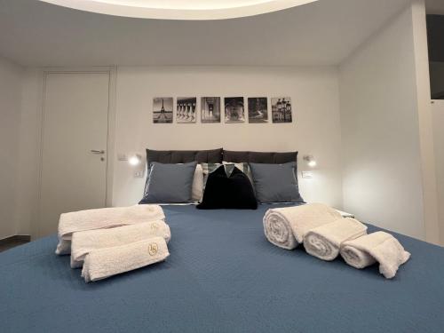 a room with a bed with towels on it at La Casba in Paola