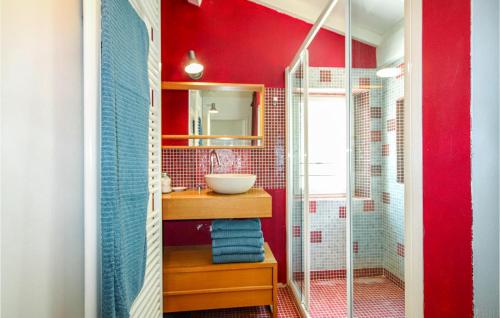 uma casa de banho com paredes vermelhas e uma cabina de duche em vidro. em Nice Home In Die With Outdoor Swimming Pool em Die
