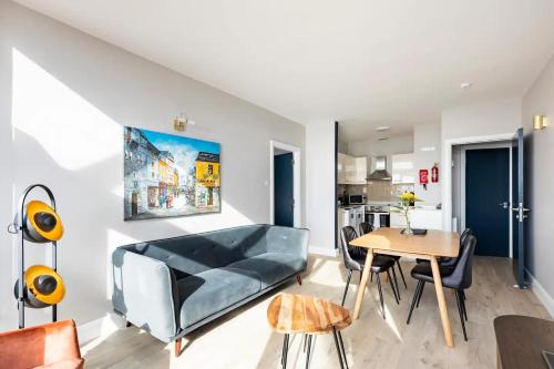 ein Wohnzimmer mit einem Sofa und einem Tisch in der Unterkunft Galway Bay Sea View Apartments in Galway