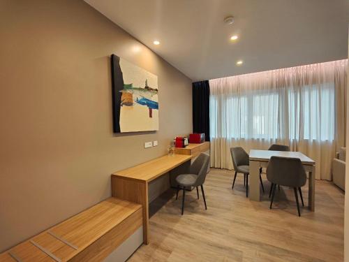 um quarto com uma mesa e cadeiras e uma sala de jantar em Carducci Art Guesthouse em Oristano
