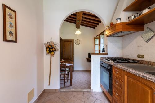 Kuchyň nebo kuchyňský kout v ubytování Pugnano Alto - appartamento Grano