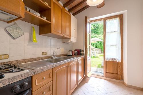 Kuchyň nebo kuchyňský kout v ubytování Pugnano Alto - appartamento Grano