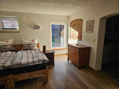 1 Schlafzimmer mit 2 Betten und einem Fenster in der Unterkunft Fewo VOR DEM BERG in Bergstraße