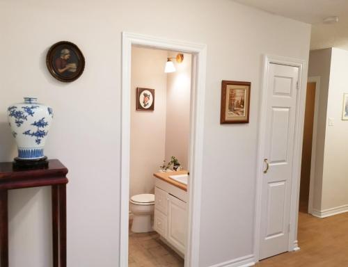 Bathroom sa Cozy Private Rm Heart of North York Free Parking Full Kitchen Close to Downtown