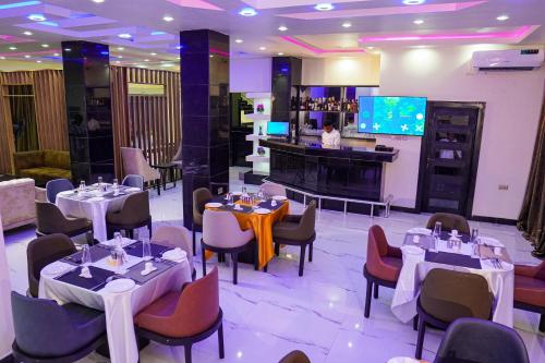 Εστιατόριο ή άλλο μέρος για φαγητό στο Romeneo Grand Royal Hotel