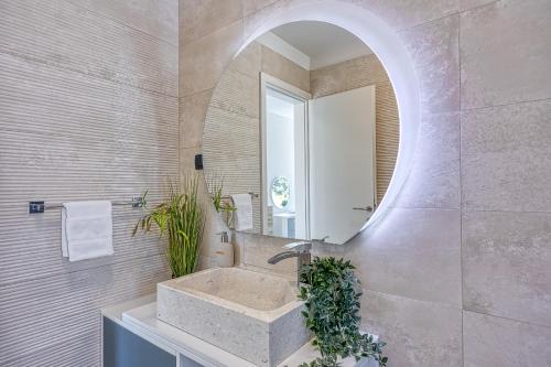 uma casa de banho com um lavatório e um espelho em Villa-Osmium Galizana em Galižana