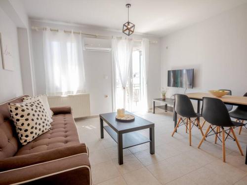 里科索里的住宿－Ten Suns 9，客厅配有沙发和桌子
