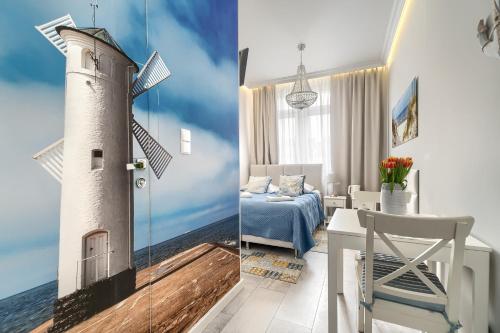 une chambre avec un phare peint sur le mur dans l'établissement Stawa Apart Hostel, à Świnoujście