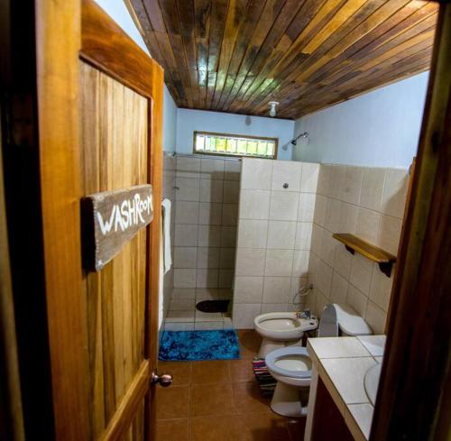 y baño con aseo, lavabo y ducha. en Casa de la Naturaleza, en Cóbano